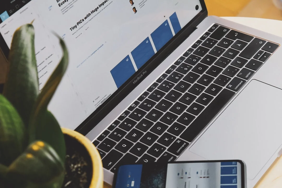 Vue rapprochée d’un ordinateur portable affichant un site e-commerce ouvert, entouré d’un décor de bureau moderne.